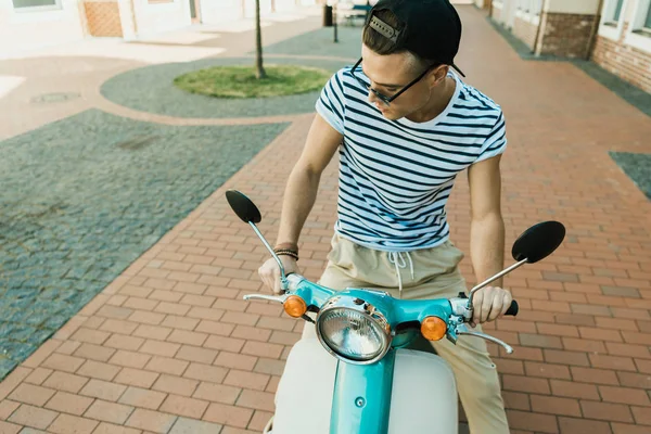 Молодий чоловік з скутером — стокове фото