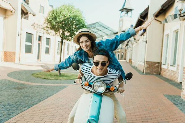 Jeune couple équitation scooter — Photo de stock