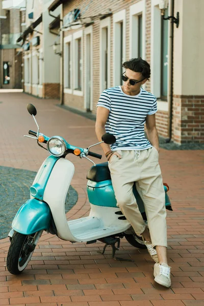Jeune homme avec scooter 3 — Photo de stock