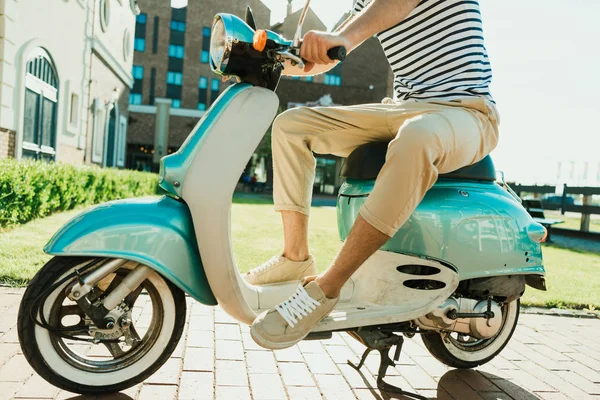 Uomo seduto su scooter — Foto stock