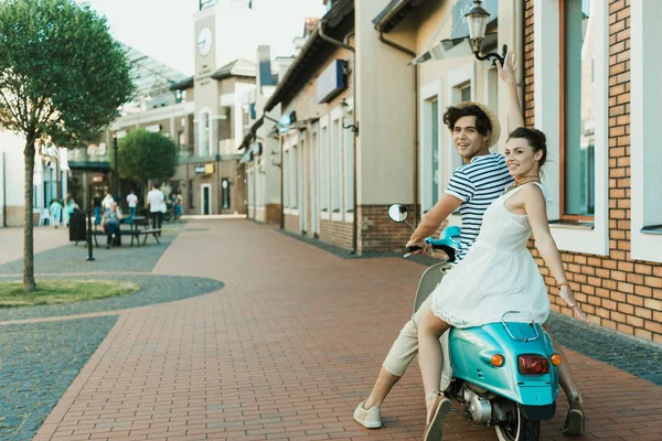 Pareja sentada en scooter - foto de stock