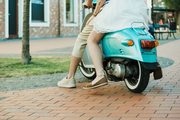 Coppia casuale cavalcando su scooter — Foto stock