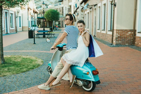 Jovem casal elegante montando em scooter — Fotografia de Stock