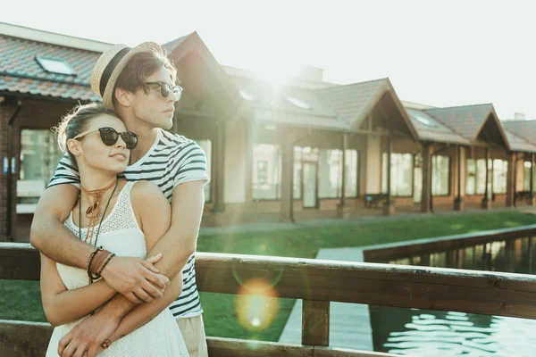 Feliz casal casual perto de edifícios cottage — Fotografia de Stock