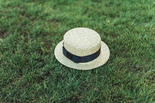 Chapéu de palha elegante com fita na grama — Fotografia de Stock