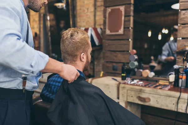 Barbero con cliente en peluquería - foto de stock