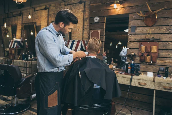 Barbier coupe les cheveux du client — Photo de stock