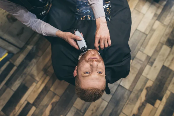 Friseur schneidet Kunden den Bart — Stockfoto