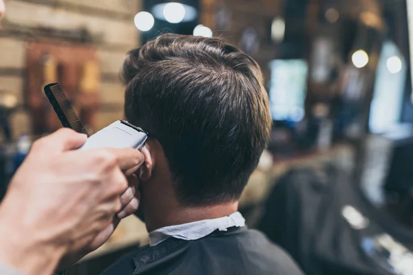 Peluquero corte de pelo del cliente - foto de stock