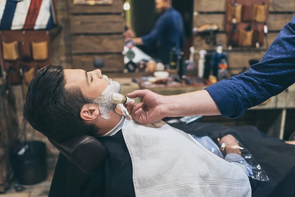 Peluquero aplicar espuma antes de afeitarse — Stock Photo