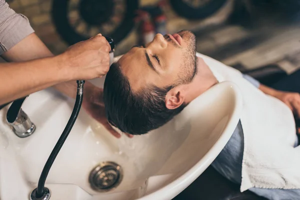 Coiffeur lavage clients cheveux — Photo de stock