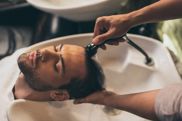 Friseur wäscht Kunden die Haare — Stockfoto