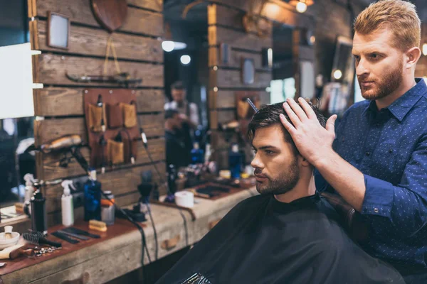 Hombre guapo consiguiendo peinado - foto de stock