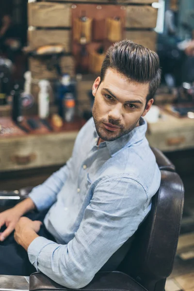 Bel homme avec coiffure à la mode — Photo de stock