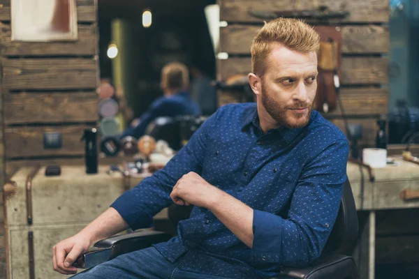 Hombre guapo con peinado de moda - foto de stock