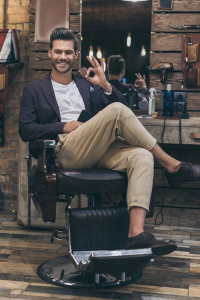 Hombre guapo con peinado de moda - foto de stock