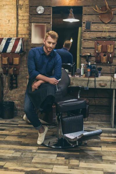 Barbier au salon de coiffure — Photo de stock