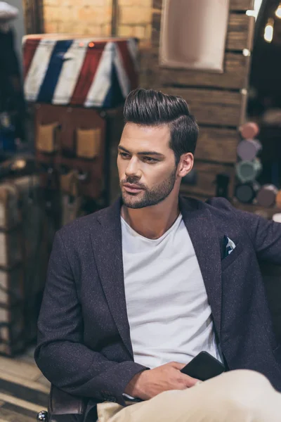 Bel homme avec coiffure à la mode — Photo de stock