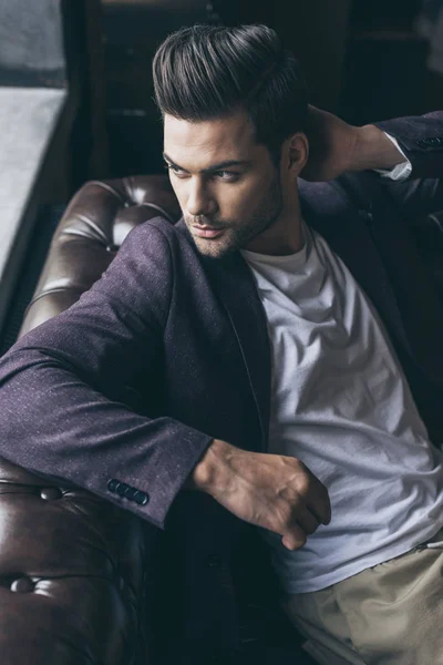 Bel homme avec coiffure à la mode — Photo de stock