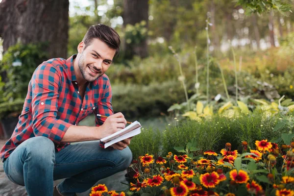 Jardinier avec ordinateur portable dans les mains — Photo de stock