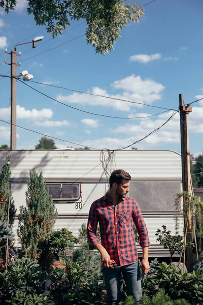 Jardinier avec cisailles à élagage dans le jardin — Photo de stock