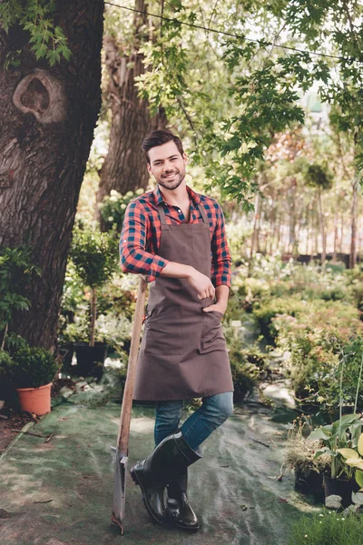 Jardineiro com pá no jardim — Fotografia de Stock