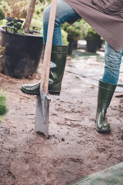 Giardiniere in stivali di gomma con vanga — Foto stock