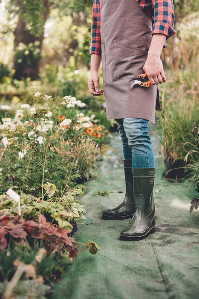 Jardineiro com tesouras de poda na mão — Fotografia de Stock