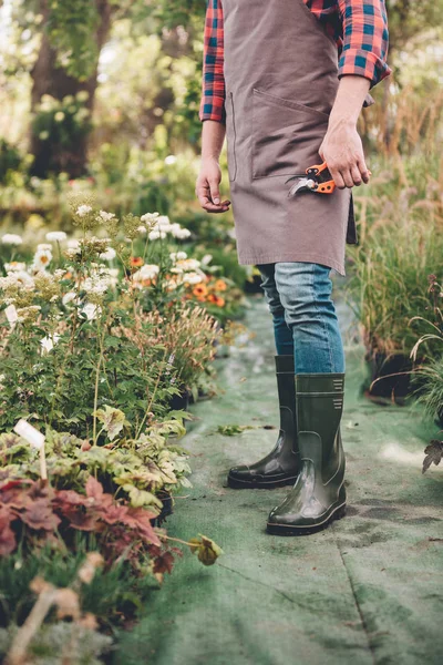 Giardiniere con cesoie in mano — Foto stock