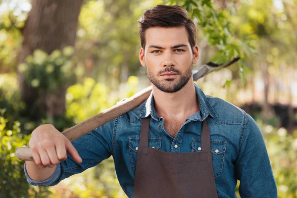 Jardinier avec bêche dans le jardin — Photo de stock