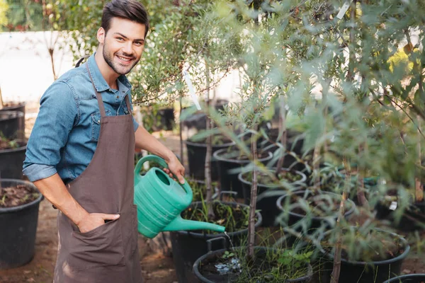 Plantas de rega de jardineiro — Fotografia de Stock