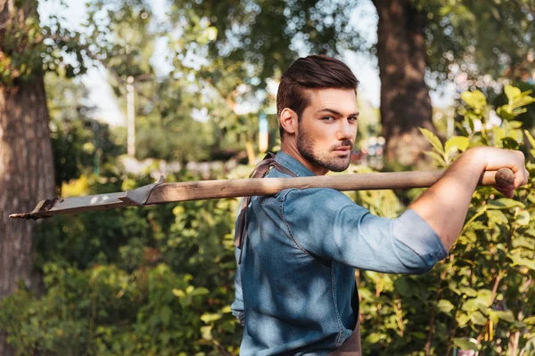 Gardener with spade in garden — Stock Photo