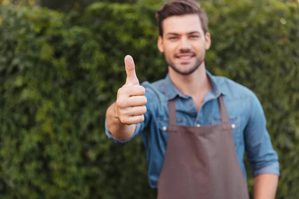 Gärtner zeigt Daumen hoch — Stockfoto