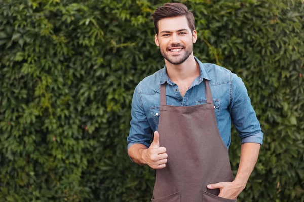 Jardinier montrant pouce vers le haut — Photo de stock