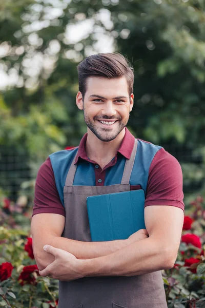 Jardinero con tableta digital en el jardín — Stock Photo