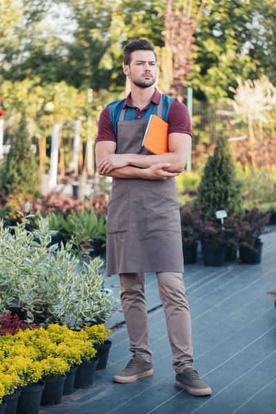 Jardinier avec tablette numérique dans le jardin — Photo de stock