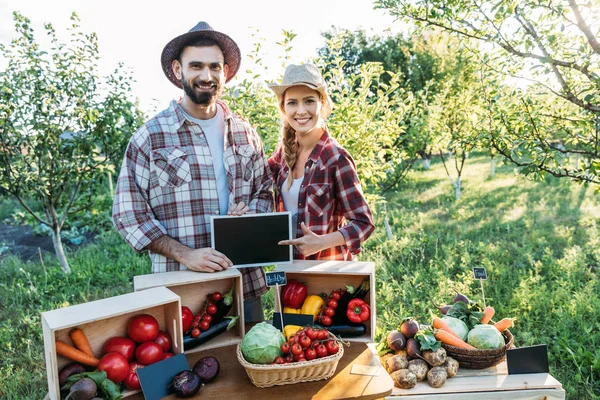 Farmers selling vegetables at market — Stock Photo