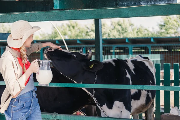 Agricultor com leite fresco em estábulo — Fotografia de Stock