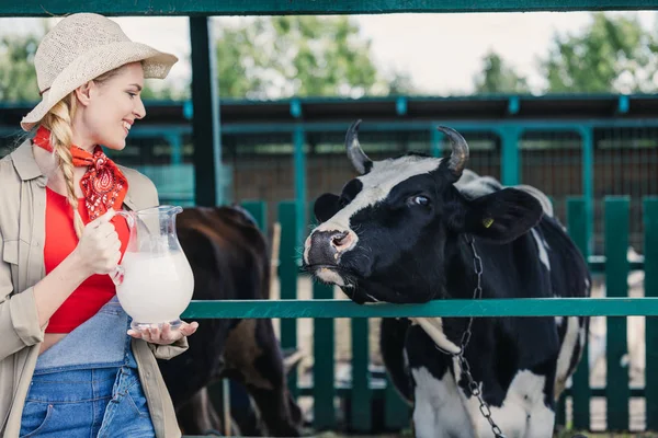 Agricultor com leite fresco em estábulo — Fotografia de Stock