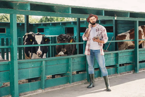 Agriculteur utilisant une tablette numérique — Photo de stock