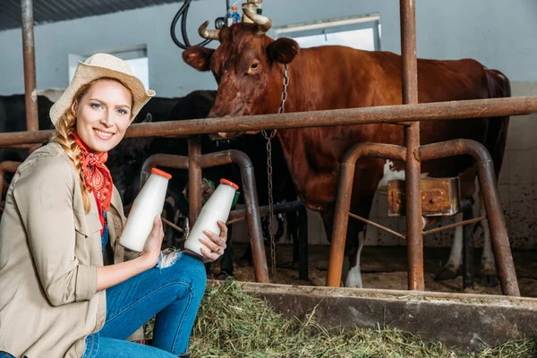 Agriculteur avec du lait frais en stalle — Photo de stock