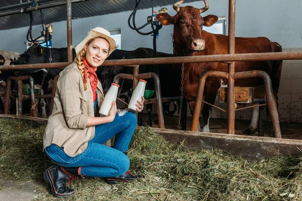 Agriculteur avec du lait frais en stalle — Photo de stock