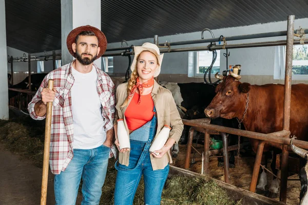 Farmers with fresh milk at cowshed — Stock Photo