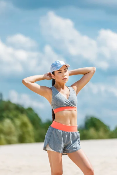 Asiático sportswoman en sportswear — Stock Photo