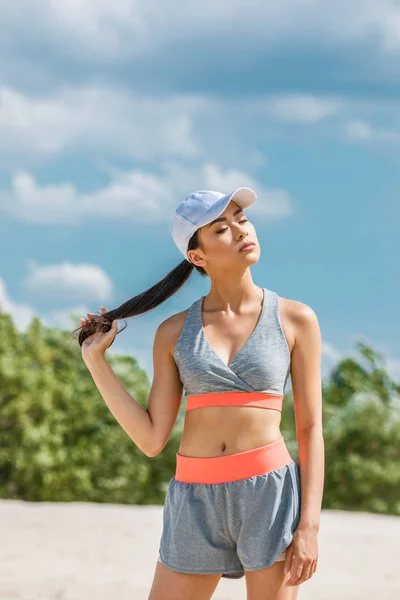 Asiático sportswoman en sportswear - foto de stock