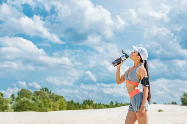 Deportista con botella de deporte - foto de stock