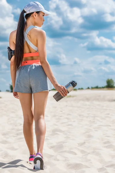 Deportista con botella de deporte - foto de stock