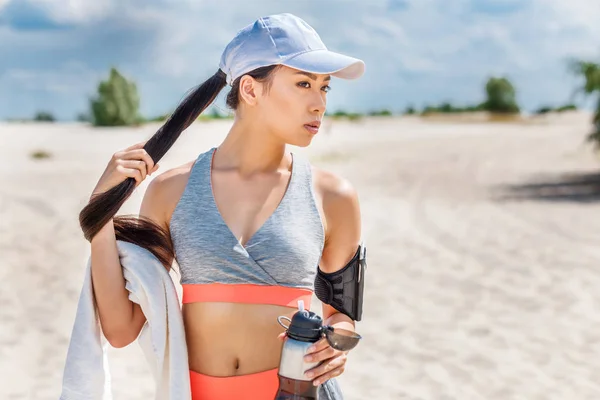 Beautiful asian sportswoman — Stock Photo