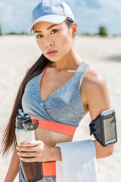 Deportista con botella de deporte - foto de stock