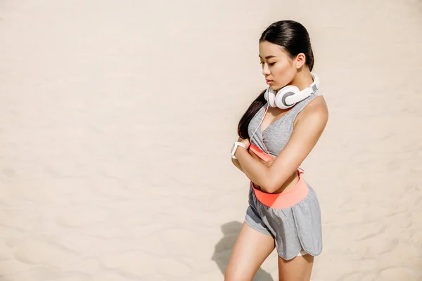 Asian sportswoman with headphones — Stock Photo